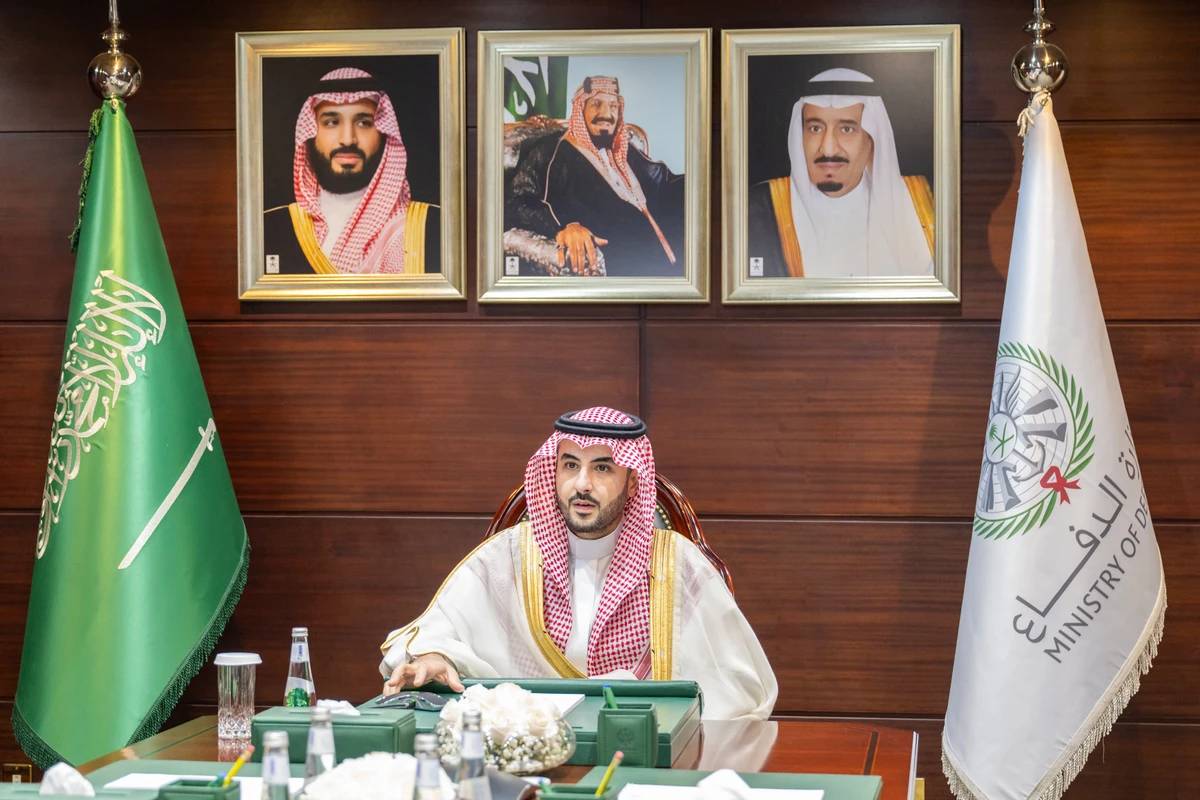 Saudi defense minister conveys leadership’s praise to armed forces during Eid meeting