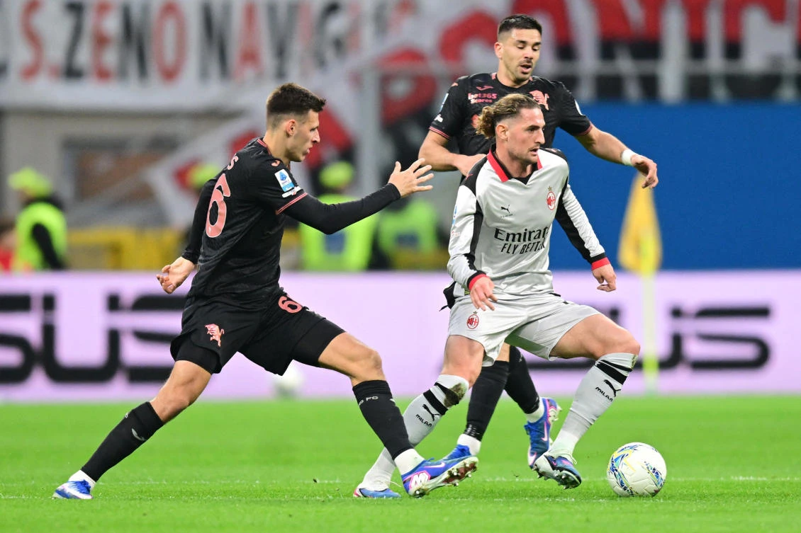Milan move to within five points of Serie A leaders Inter