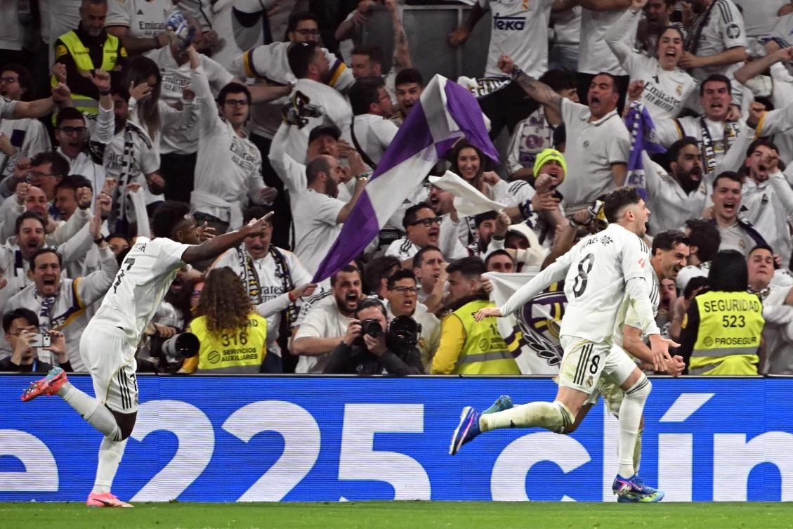 Real Madrid’s Uruguayan midfielder Federico Valverde celebrates with Brazilian forward Vinicius Junior after scoring his team’s second goal during their Spanish league match against Club Atletico de Madrid at Santiago Bernabeu Stadium in Madrid on Mar. 22, 2026. (AFP)