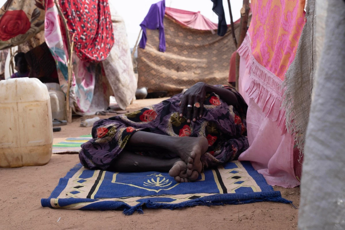 A displaced Sudanese who fled El-Fasher rests on a mat in the camp of Um Yanqur, located on the southwestern edge of Tawila, in Darfur region. (AFP)