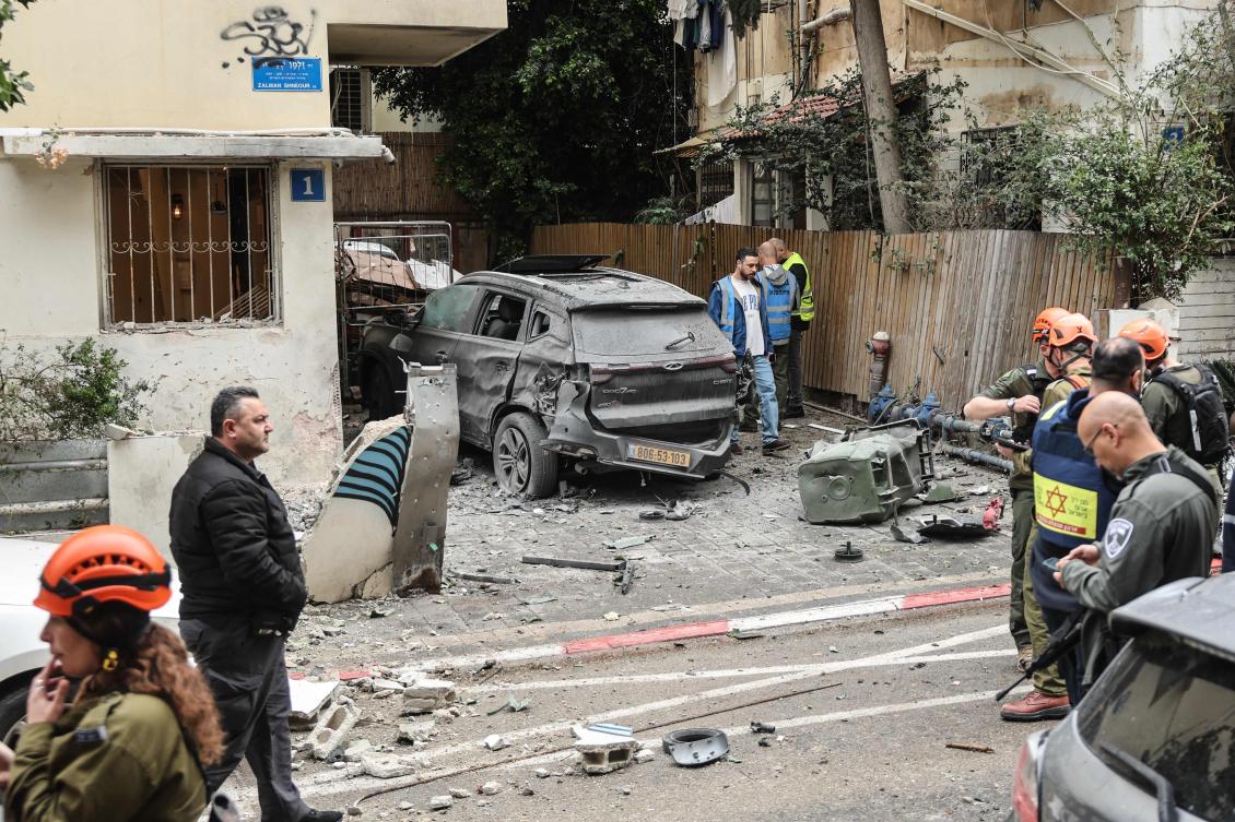 Israeli security forces and first responders work at the site of an impact in a residential neighborhood of Tel Aviv following an Iranian strike on April 1, 2026.(AFP)