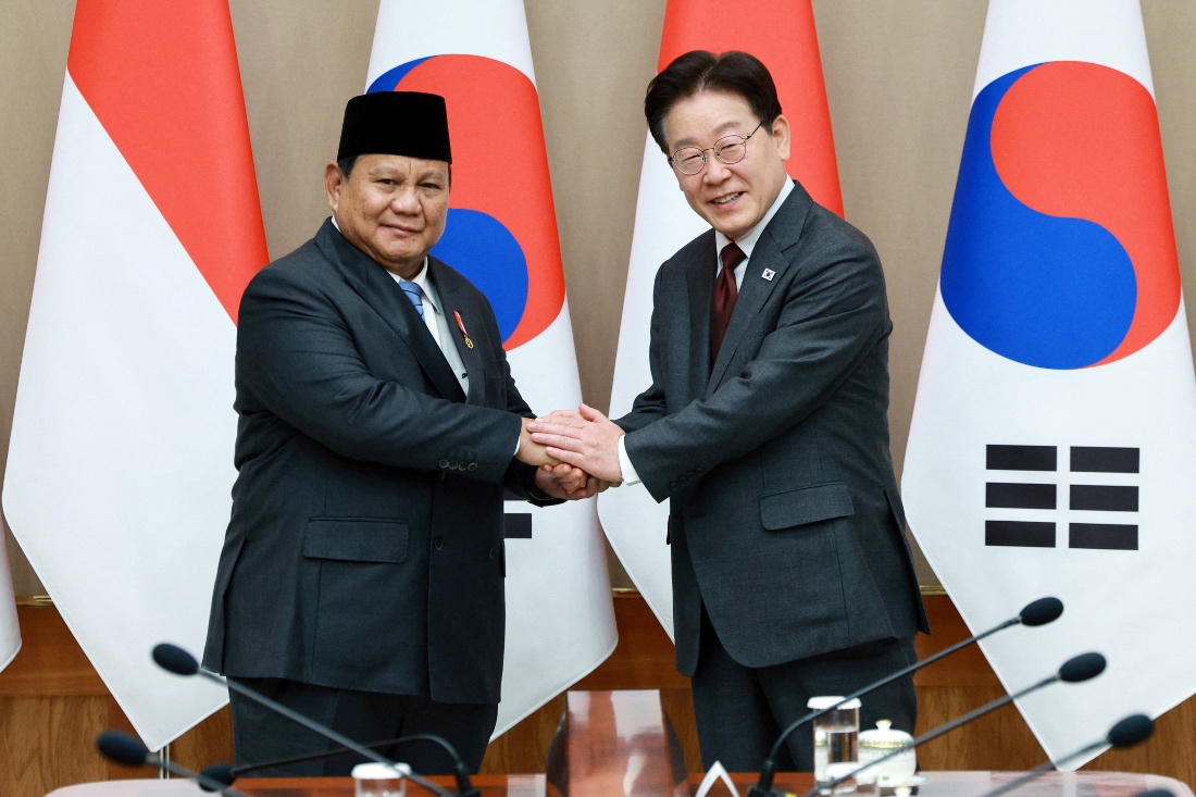 South Korean President Lee Jae Myung shakes hands with Indonesian President Prabowo Subianto during their meeting at the Presidential Blue House in Seoul, South Korea. (YONHAP)