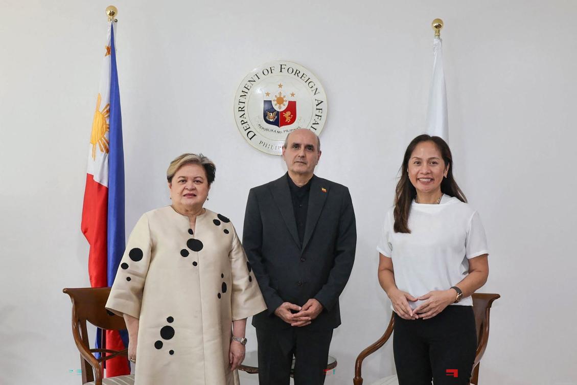 Philippine Secretary of Foreign Affairs Thereza Lazaro (L), Iranian Ambassador to the Philippines Yousef Esmaeilzadeh (C) and Philippine Secretary of Energy Sharon Garin posing for a photo during a bilateral meeting in Manila. (FILE/AFP)
