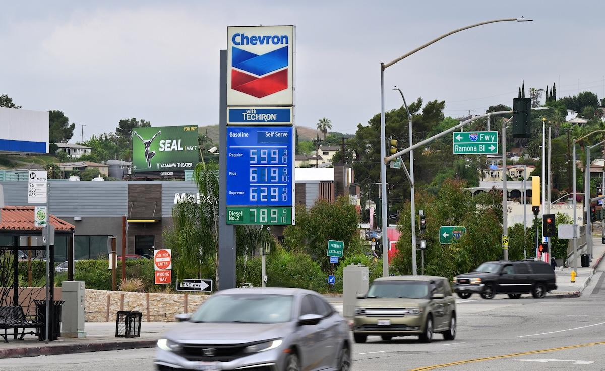 Gas prices are displayed at a Chevron gas station in Los Angeles, California, on March 31, 2026, as US gasoline prices reach their highest level since 2022, following a roughly 30 percent increase in recent weeks. (FILE/AFP)