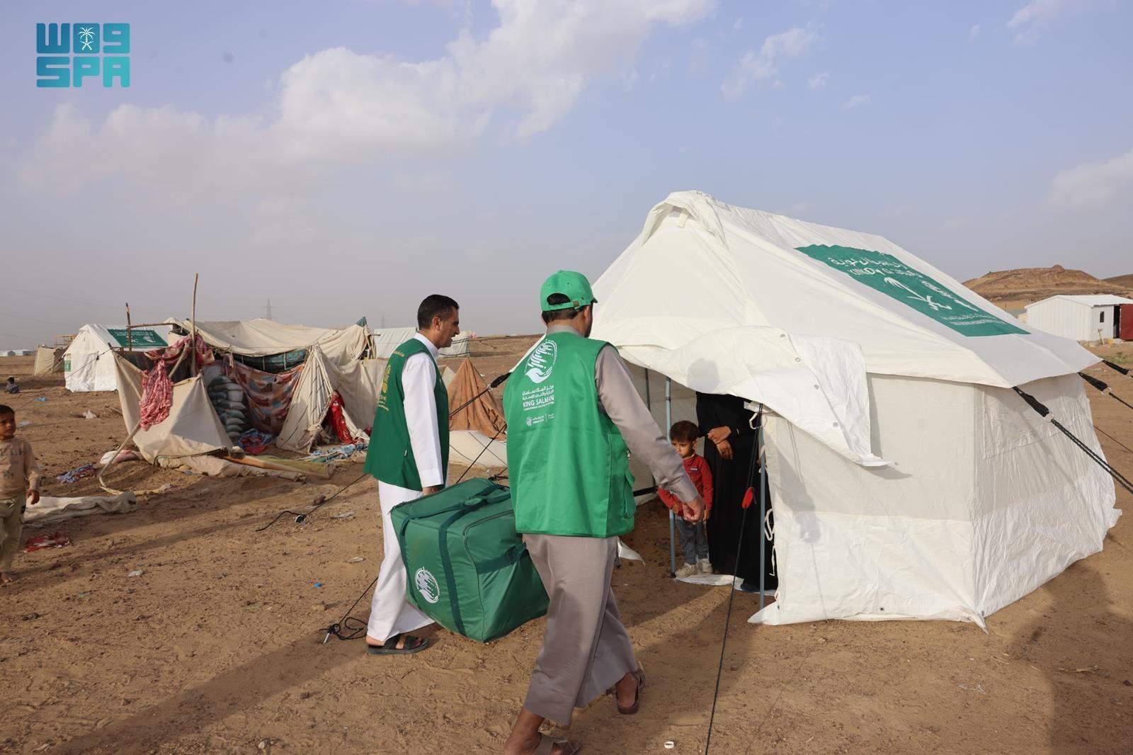 KSrelief distributes shelter aid to people affected by floods and winds in Yemen. (SPA)