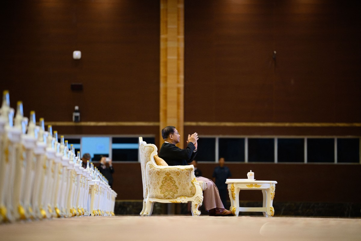Min Aung Hlaing applauds during an award ceremony as he attends a memorial event at the Myanmar International Convention Centre. (AFP)