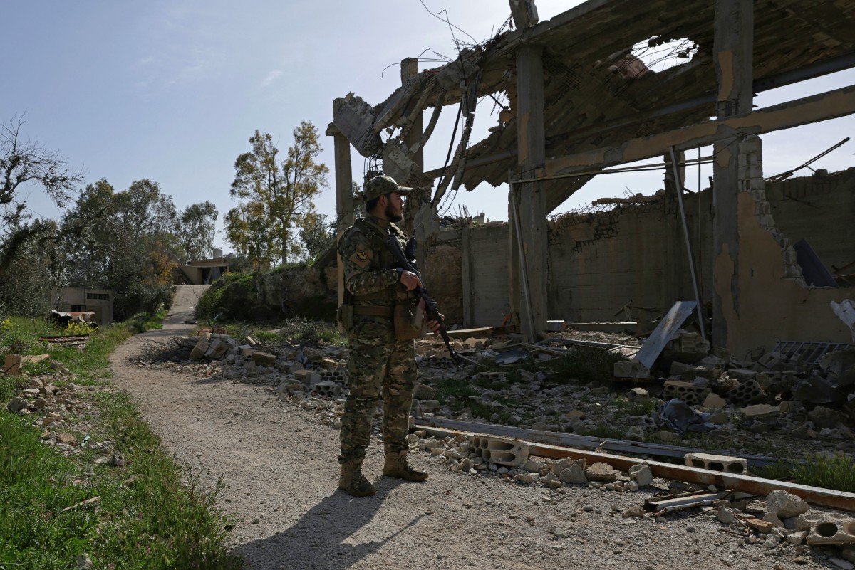 A Syrian army soldier stands guard near the Syrian–Lebanese border in the rural area of Al Qusayr. (AFP)