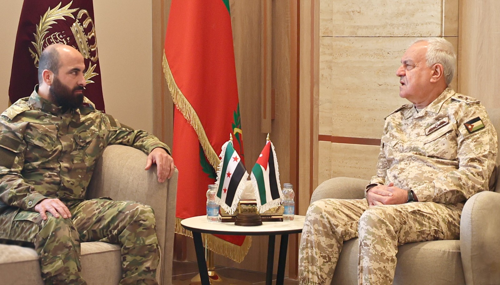 Syrian Chief of the General Staff Maj. Gen. Ali Al-Naasan (L) and Jordan’s Chairman of the Joint Chiefs of Staff Maj. Gen. Yousef Huneiti. (Petra)