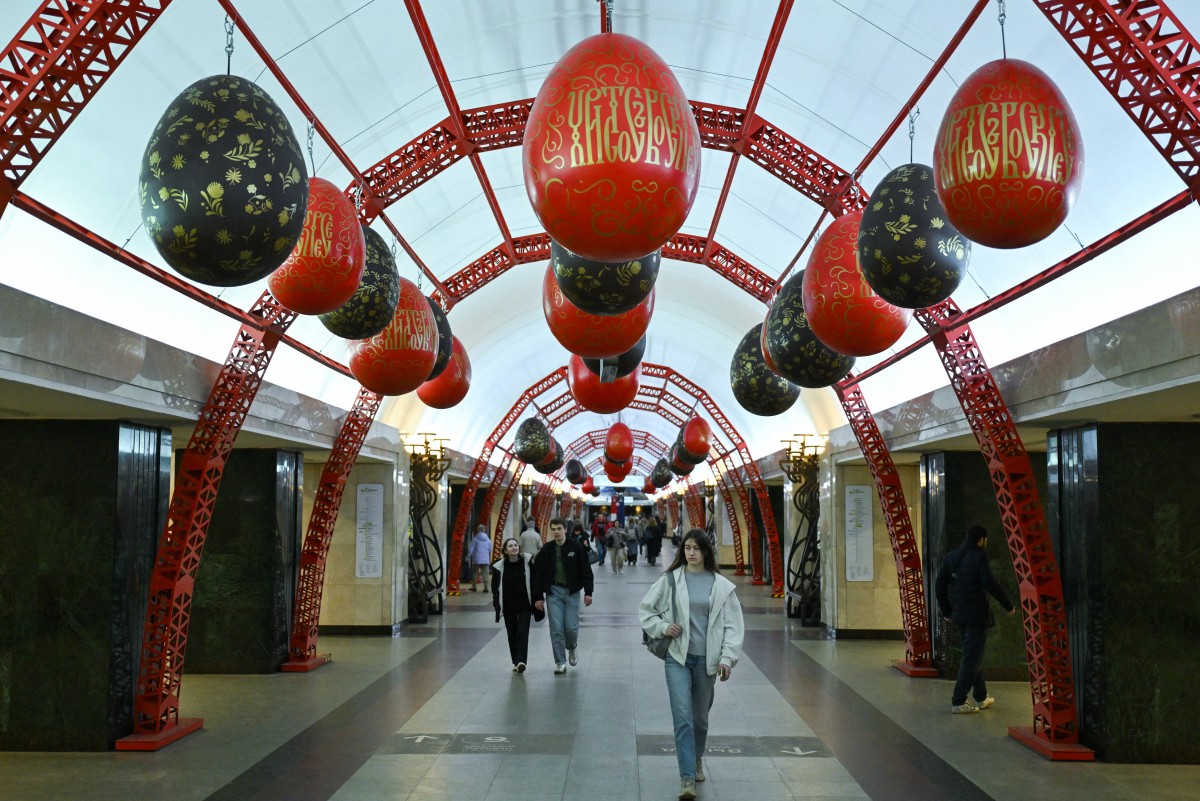 Commuters walk under artificial Easter eggs decorating Trubnaya metro station in Moscow ahead of the Orthodox Easter celebrations, April 7, 2026. (AFP)