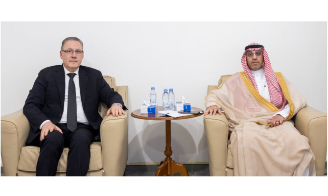Saudi Deputy Minister for Economic and Development Affairs Abdullah bin Zarah meeting with Abdullah Al-Dardari, regional director for Arab States at the UN Development Programme, in Riyadh on Thursday. (SPA)