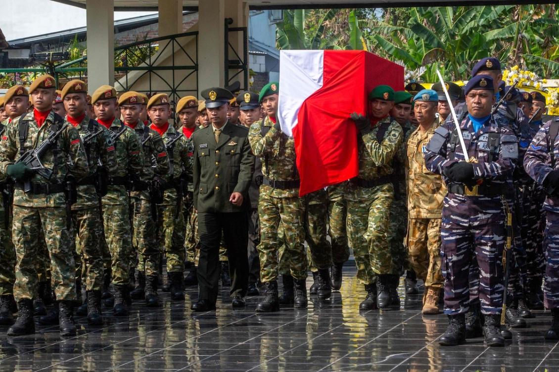 Military honor guards carry the coffin of fallen compatriot and UN peacekeeper Farizal Rhomadhon during his funeral at the Giripeni Heroes' Cemetery in Kulon Progo, Yogyakarta, on April 5, 2026. (AFP)