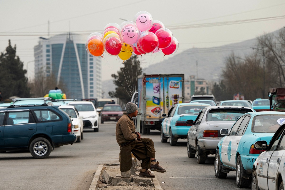 In this file photo, an Afghan vendor selling balloons waits for customers along a road in Kabul on Dec. 14, 2025. (AFP/File Photo)