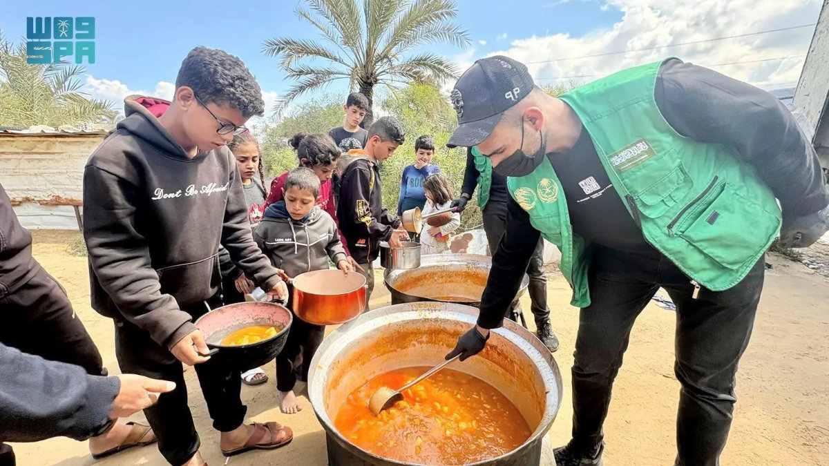  KSrelief workers distributing hot meal in southern Gaza. (SPA) 