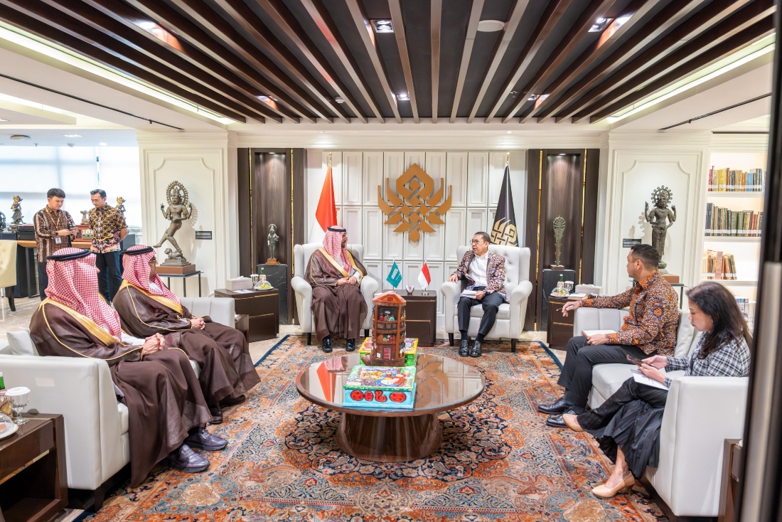 Saudi Minister of Culture Prince Badr bin Abdullah bin Farhan meets his Indonesian counterpart Fadli Zon in Jakarta on Monday. (X: @BadrFAlSaud)