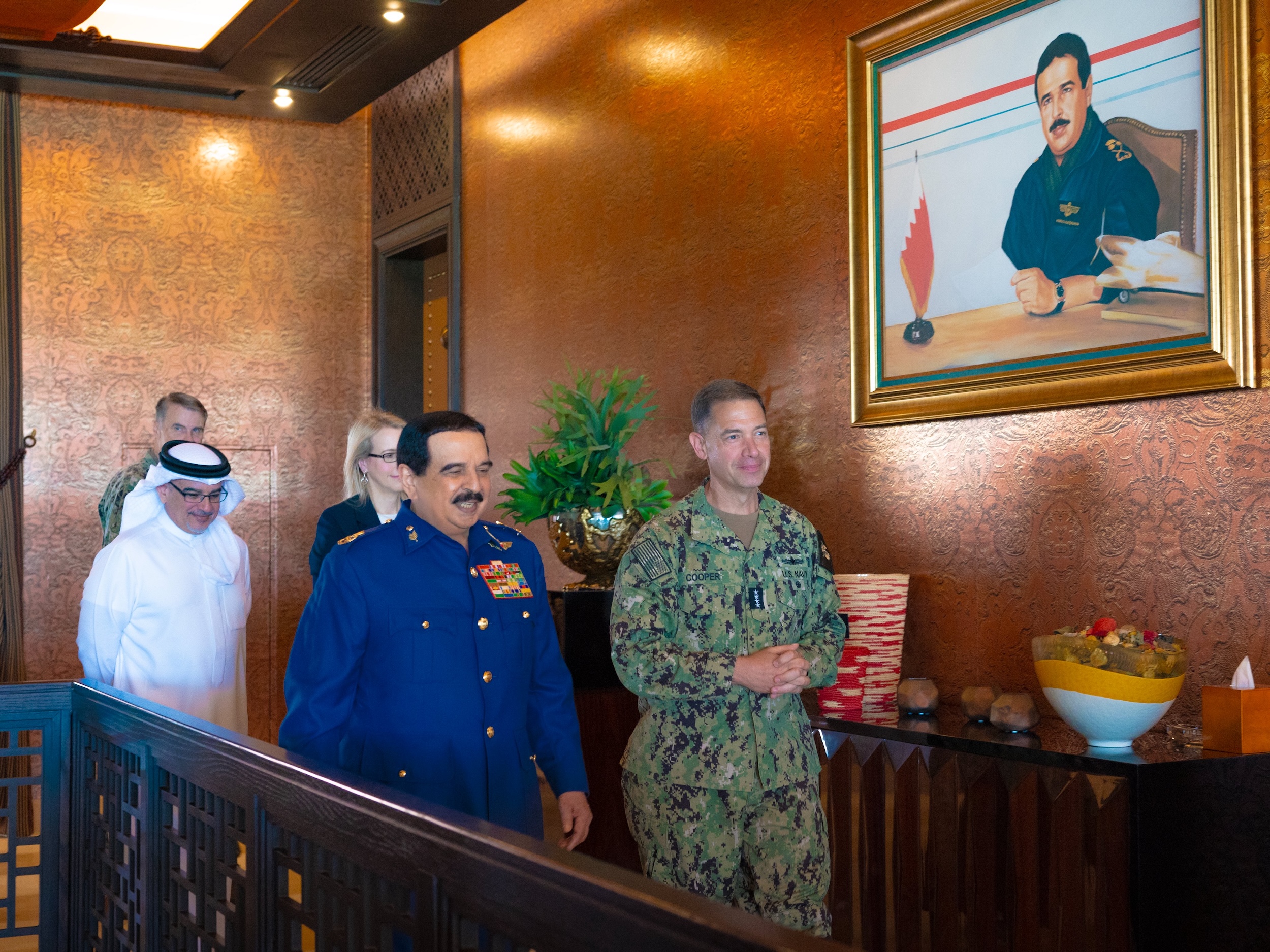King Hamad bin Isa Al-Khalifa of Bahrain received Adm. Charles Bradford Cooper II, commander of the US Central Command. (BNA)