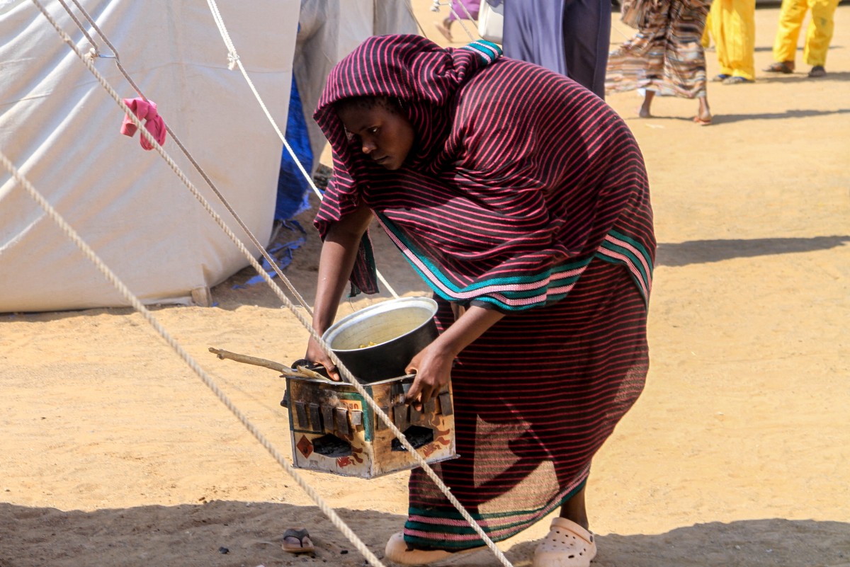 A woman who fled El-Fasher prepares a meal at a camp for displaced Sudanese people in the northern town of Al-Dabba, Nov. 13, 2025. (File / AFP)