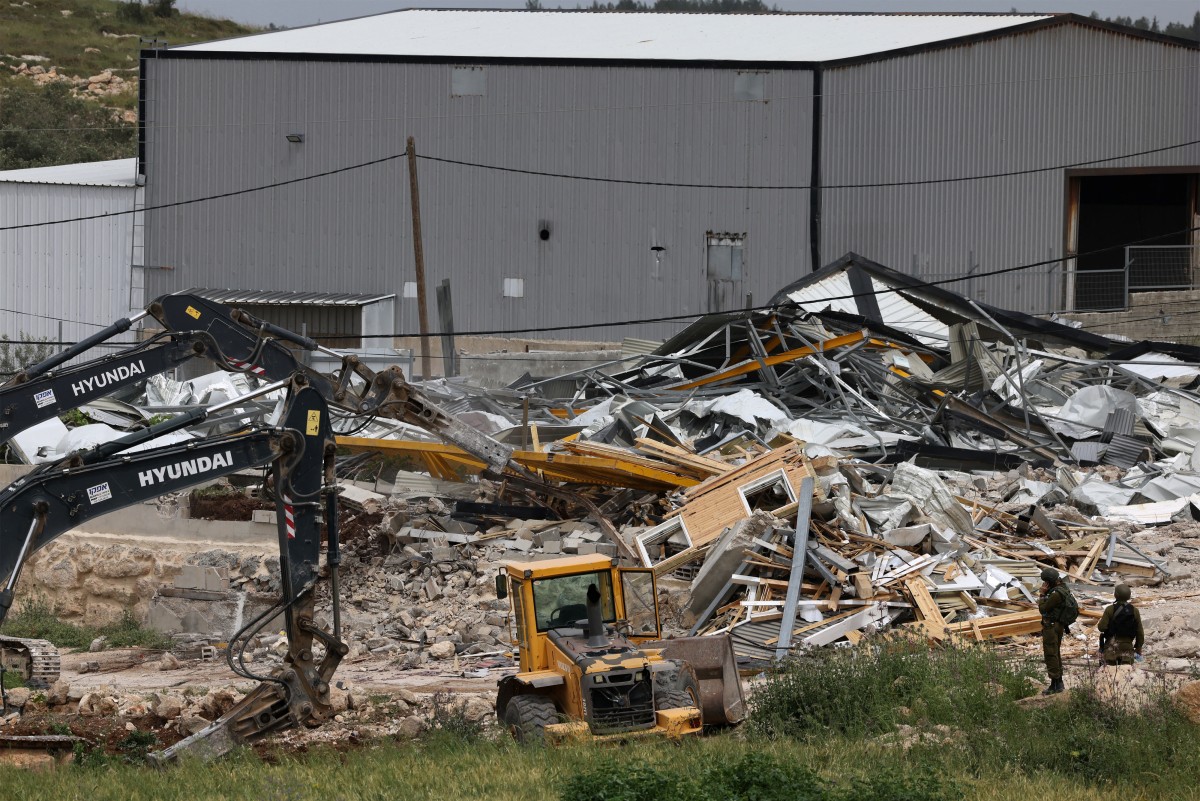 Israeli army bulldozes Palestinian factory in Hebron