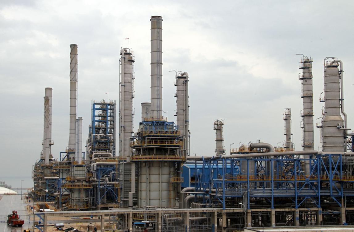 A picture shows the Nouri Petrochemical facilities of the South Pars gas field in the southern Iranian port of Assaluyeh on January 27, 2011. (FILE/AFP)