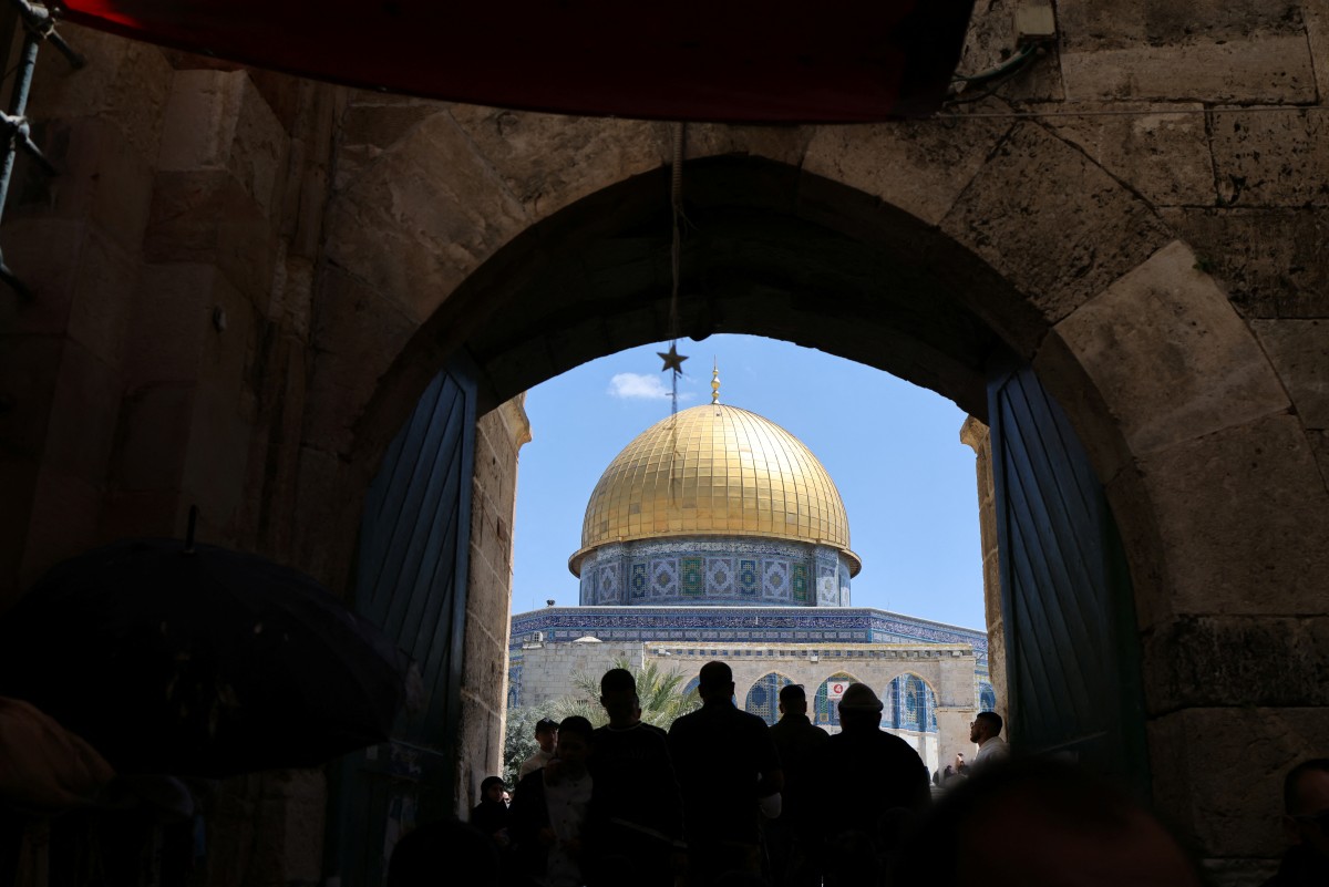 Israeli settlers storm Al-Aqsa Mosque under police protection