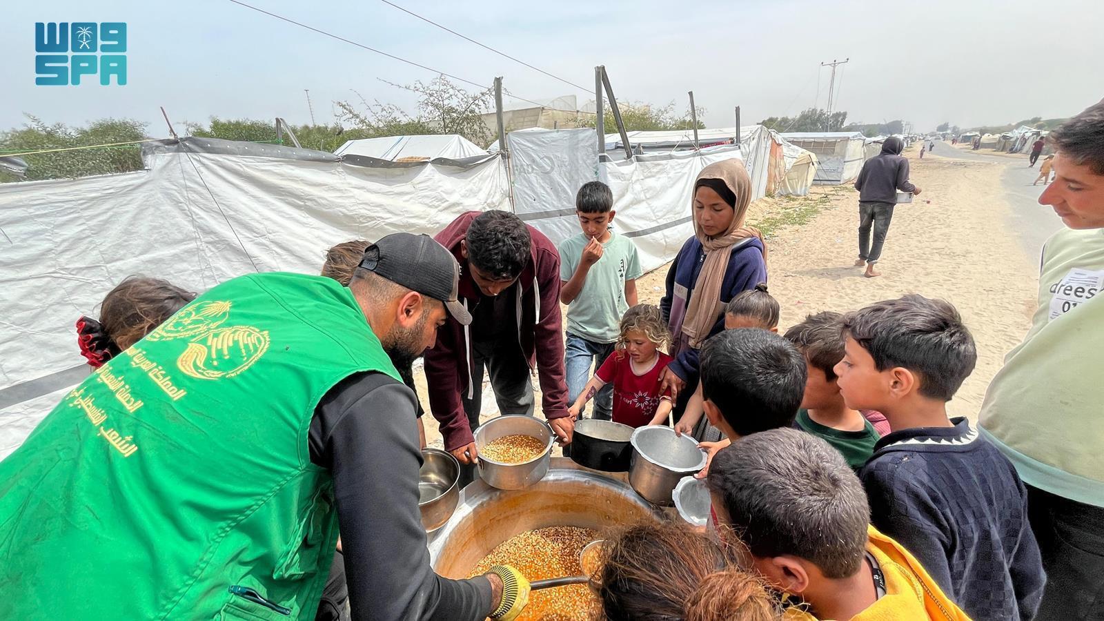 KSrelief distributes 25,000 hot meals in Gaza Strip. (SPA)