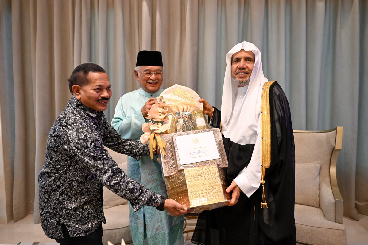 The secretary-general of the MWL meets with Dr. Haji Mohd Ali bin Mohd Rustam, governor of Malacca, in Kuala Lumpur, Malaysia, on Monday. (MWL)