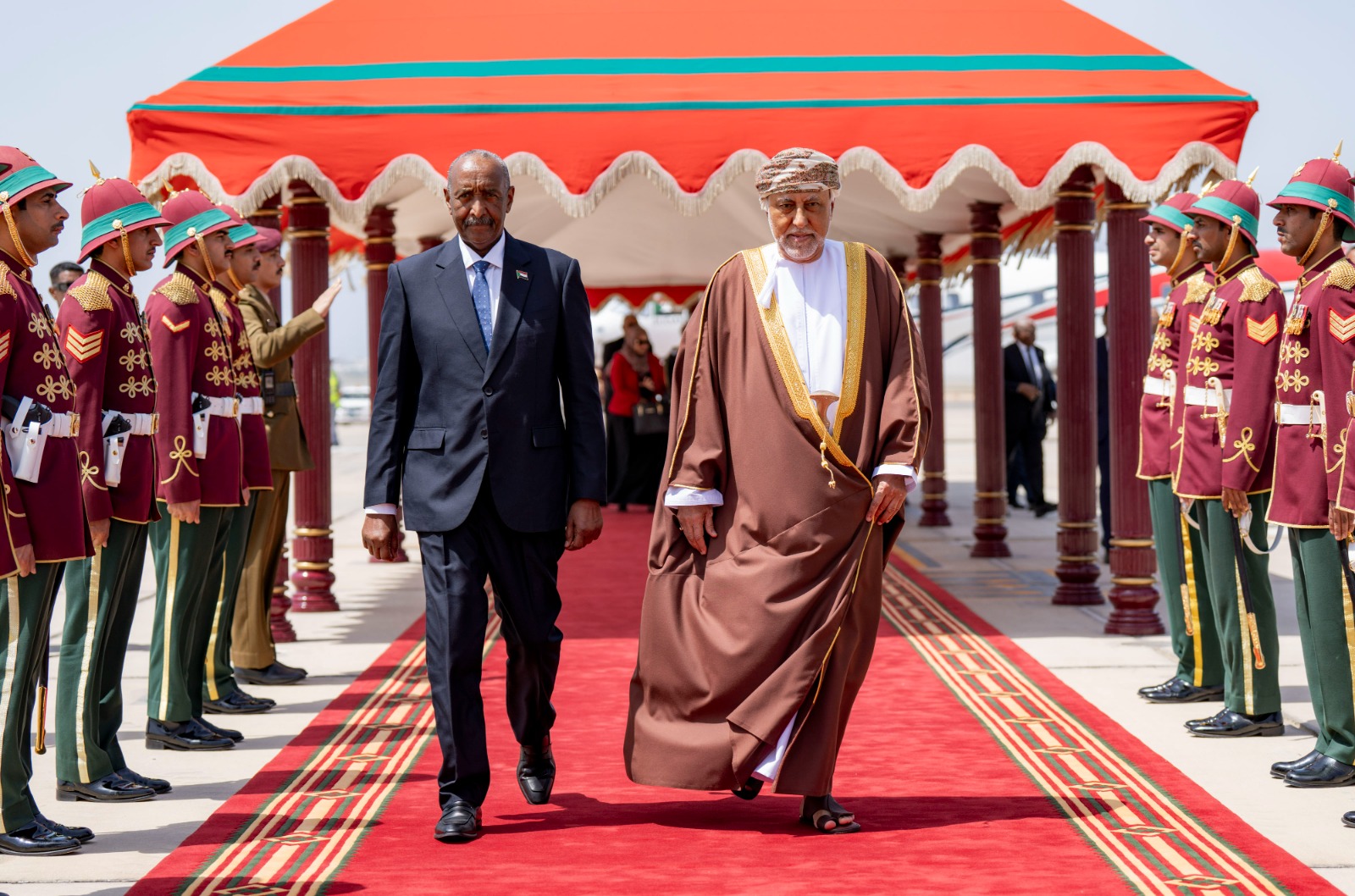 The chairman of Sudan’s Transitional Sovereignty Council, Abdul Fattah Al-Burhan, met on Tuesday with the sultan of Oman, Haitham bin Tarik, in Muscat. (ONA)