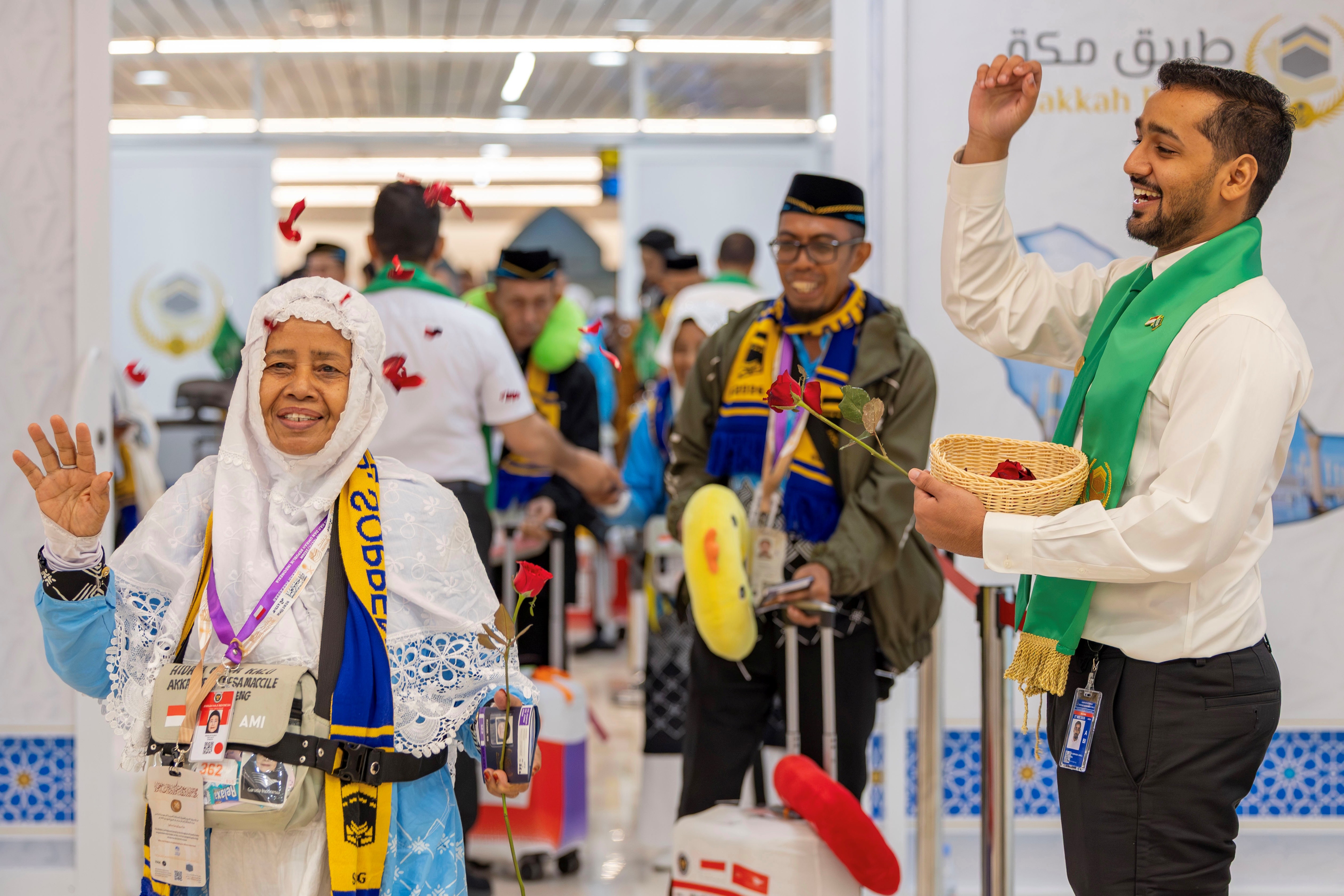 A Saudi immigration official greet Indonesian pilgrims under the Makkah Route initiative at Sultan Hasanuddin International Airport in Makassar, South Sulawesi on April 22, 2026. (SPA)