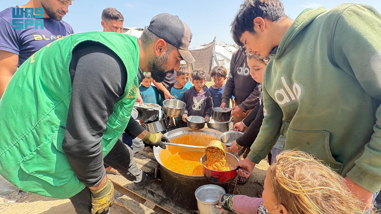 KSrelief distributes 24,800 hot meals in Gaza Strip. (SPA)