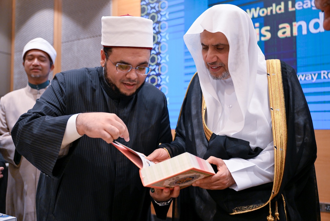 MWL Secretary-General Dr. Mohammed bin Abdulkarim Al-Issa meets with senior Malaysian scholars in Kuala Lumpur. (MWL)