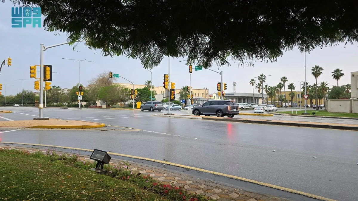 Light to moderate rain fell yesterday on neighborhoods in the cities of Jubail and Jubail Industrial City. (SPA)