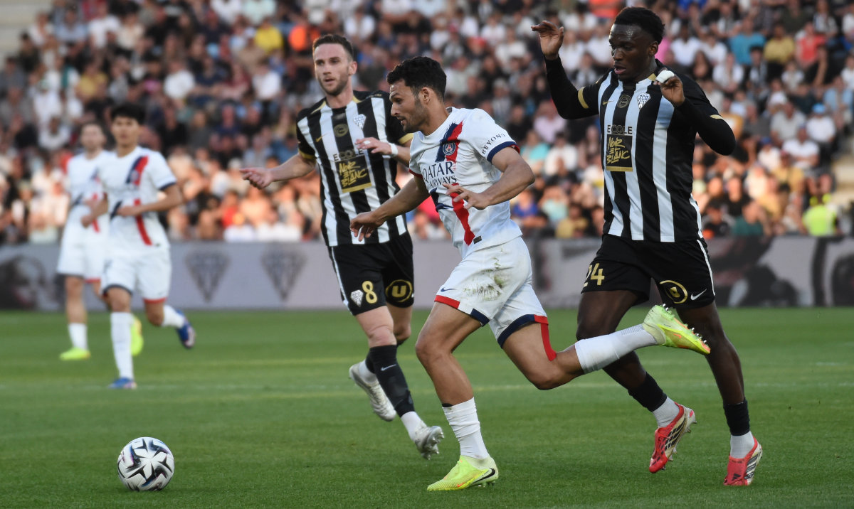PSG's Goncalo Ramos, center, runs for the ball during the French League One soccer match between Angers and Paris Saint-Germain in Angers, western France, Saturday, April 25, 2026. (AP)