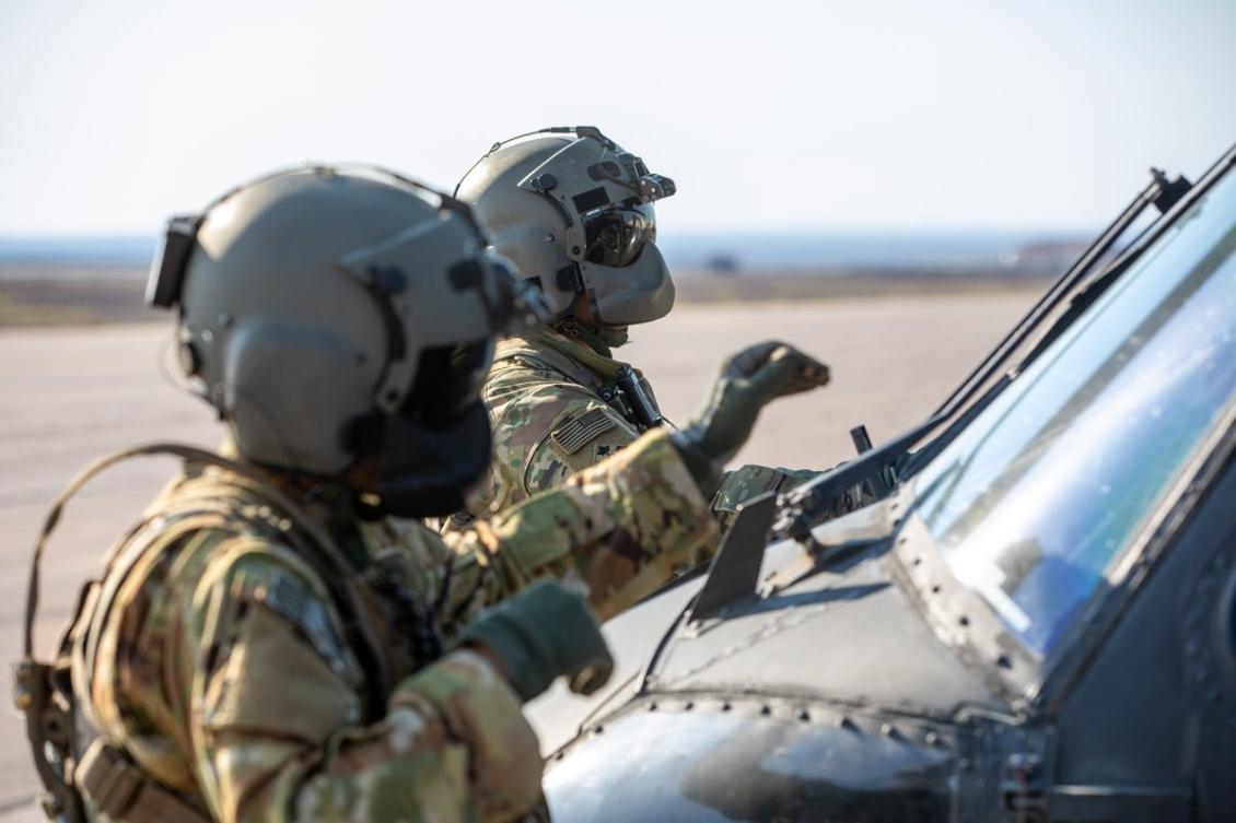US army soldiers conduct pre-flight checks on UH-60 Black Hawk helicopters. (@CENTCOM)