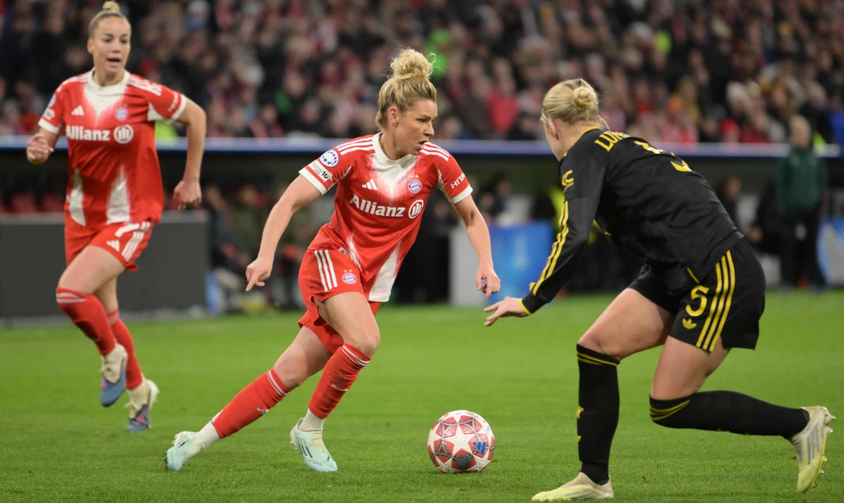 Bayern Munich's German midfielder #10 Linda Dallmann (C) and Manchester United's Swedish defender #05 Hanna Lundkvist vie for the ball during the UEFA Women's Champions League, Quarter Final second-leg football match between FC Bayern Munich and Manchester United in Munich on April, 1 2026. (AFP)
