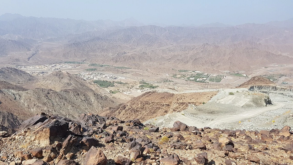 View of the Wadi Ham from the top of the Habshan Pipeline cutting. (Wikimedia Commons/ CC-BY-SA-4.0/Alexandermcnabb)