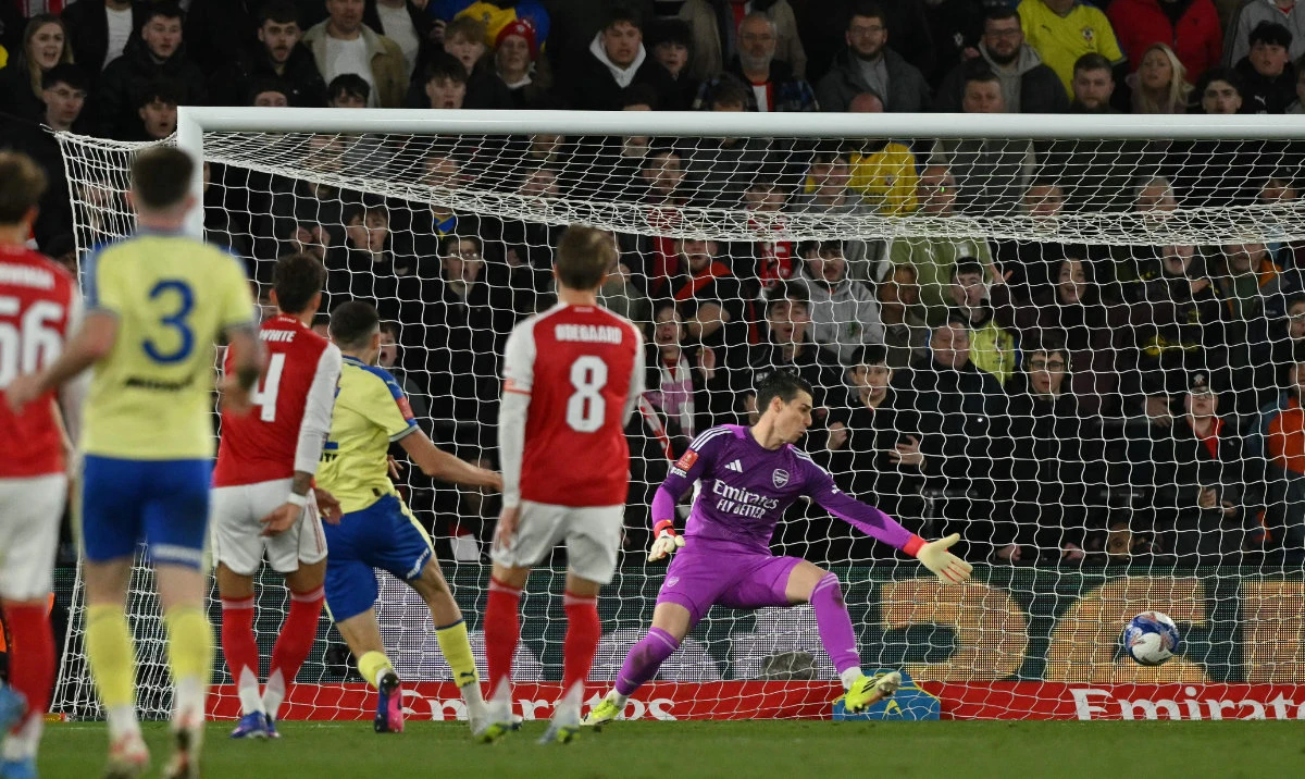 Southampton's Scottish striker #11 Ross Stewart scores the team's first goal past Arsenal's Spanish goalkeeper #13 Kepa Arrizabalaga during the English FA Cup quarter final football match between Southampton and Arsenal at St Mary's Stadium in Southampton, southern England on April 4, 2026. (AFP)