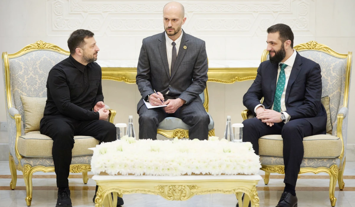 Ukraine’s President Volodymyr Zelensky and Syrian President Ahmad Al-Sharaa hold talks in Damascus on Sunday. (AFP)