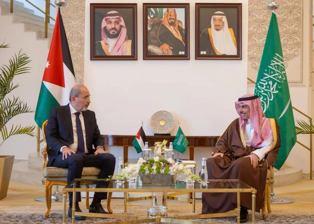Saudi Foreign Minister Prince Faisal bin Farhan met with his Jordanian counterpart Ayman Safadi in Riyadh on Monday, where the two sides reviewed relations and regional developments. (SPA)