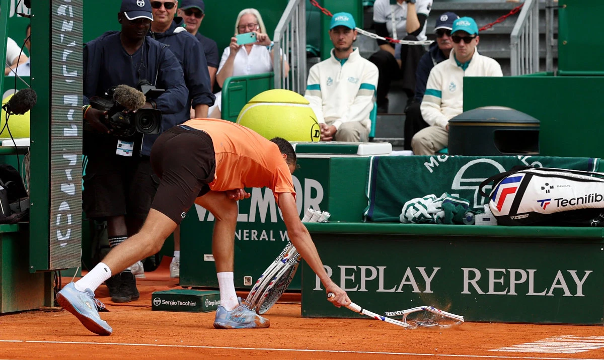 Medvedev smashes his racket 7 times during double bagel loss to Berrettini