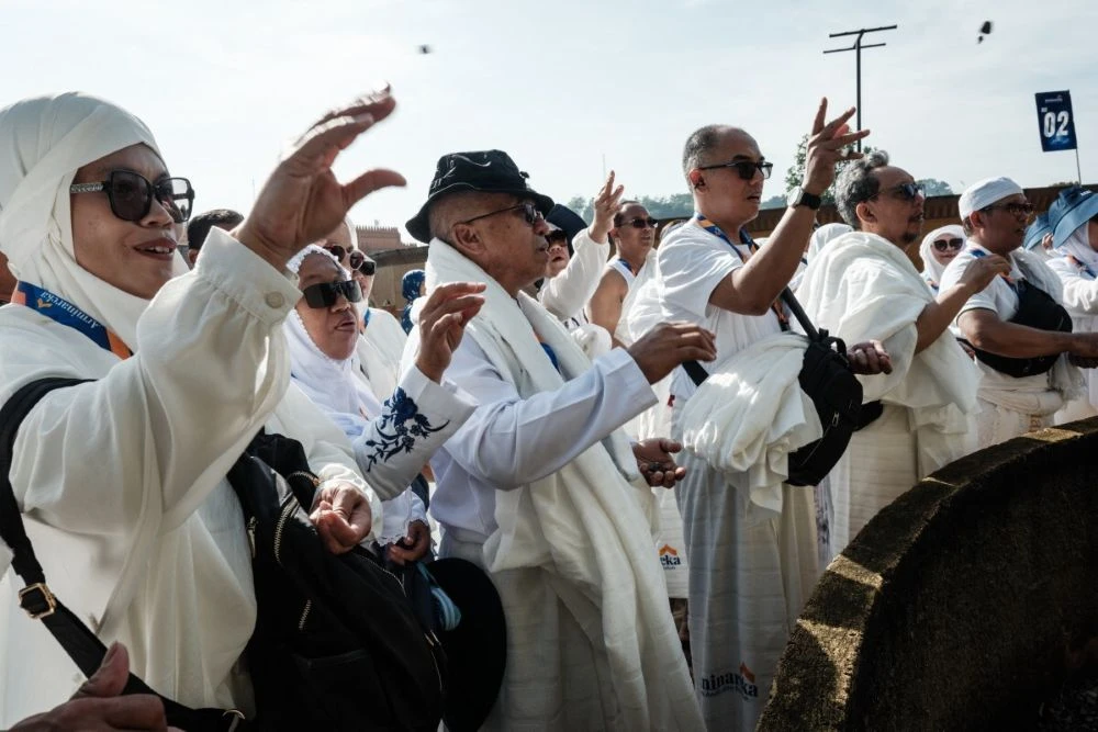Prospective pilgrims practice Hajj rituals using replicas of holy sites at a training facility in South Tangerang, Indonesia, on April 5, 2026. (AFP)