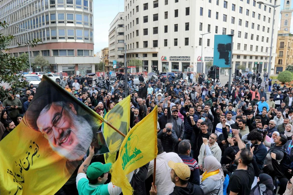 Lebanese govt bans non-state weapons in capital Beirut