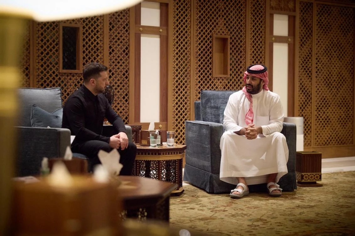 This handout photograph taken and released by the Ukrainian Presidential Press Service on March 27, 2026, shows Ukrainian President Volodymyr Zelensky (L) and Saudi Arabia’s Crown Prince Mohammed bin Salman meeting in Jeddah. (FILE/AFP)