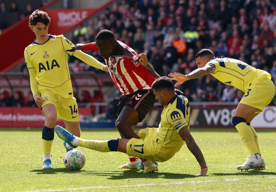 Tottenham mired in relegation zone after defeat at Sunderland