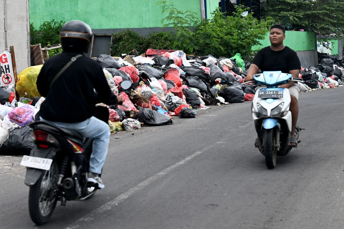 Bali drowning in trash after landfill closed