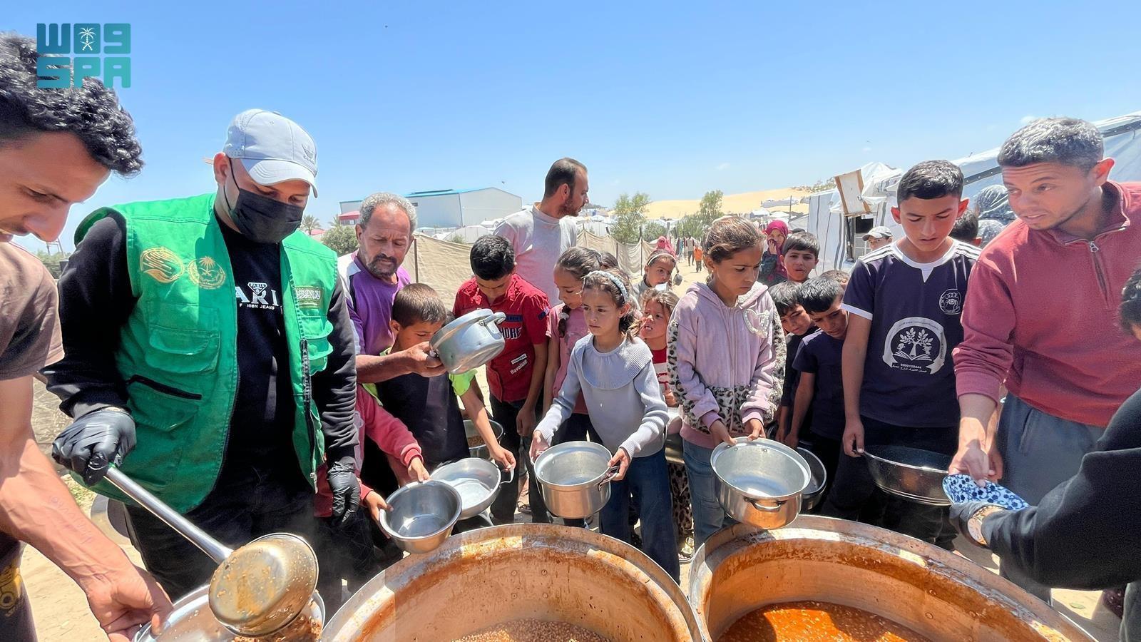 KSrelief continues distribution of hot meals in Gaza Strip. (SPA)