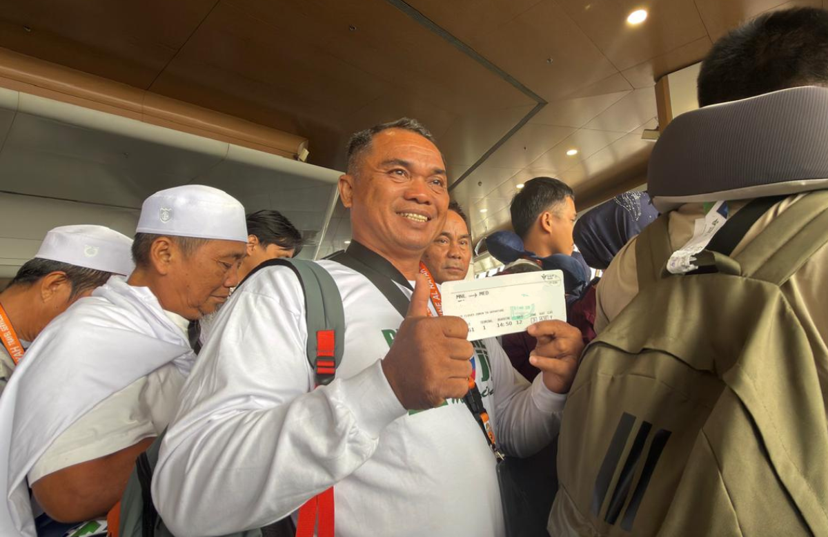 Philippine Hajj pilgrims board for their flight to Saudi Arabia at Manila airport on May 1, 2026. (AN Photo)