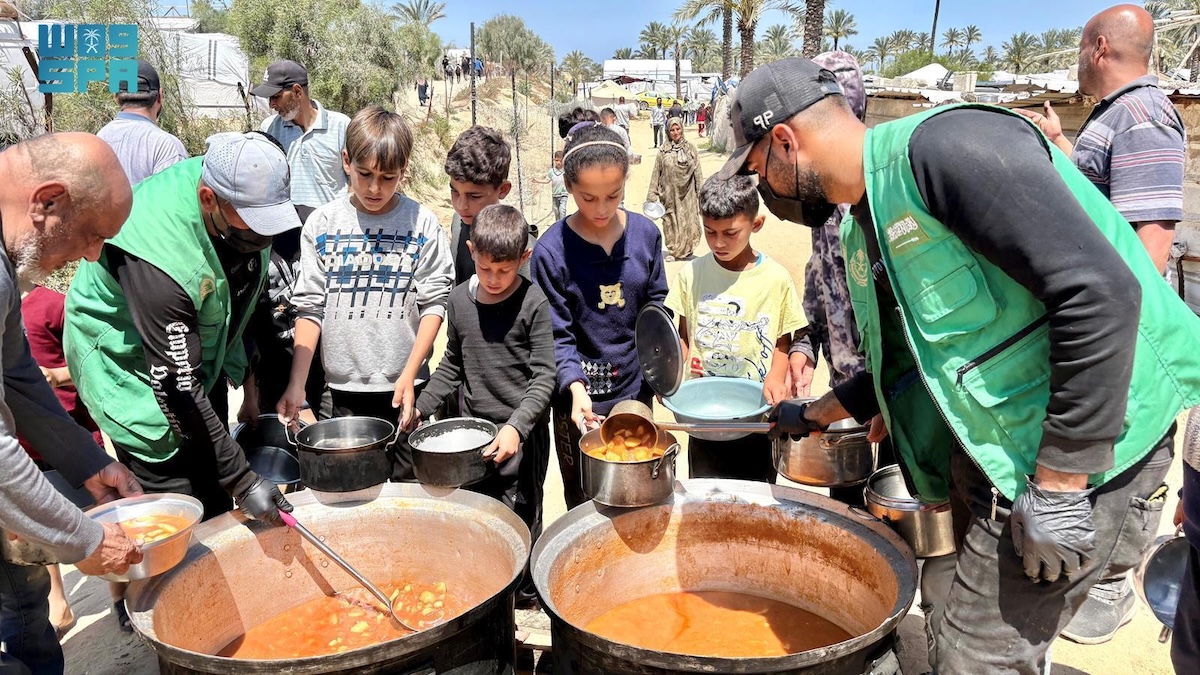 KSrelief distributes 25,000 hot meals in Gaza. (SPA)