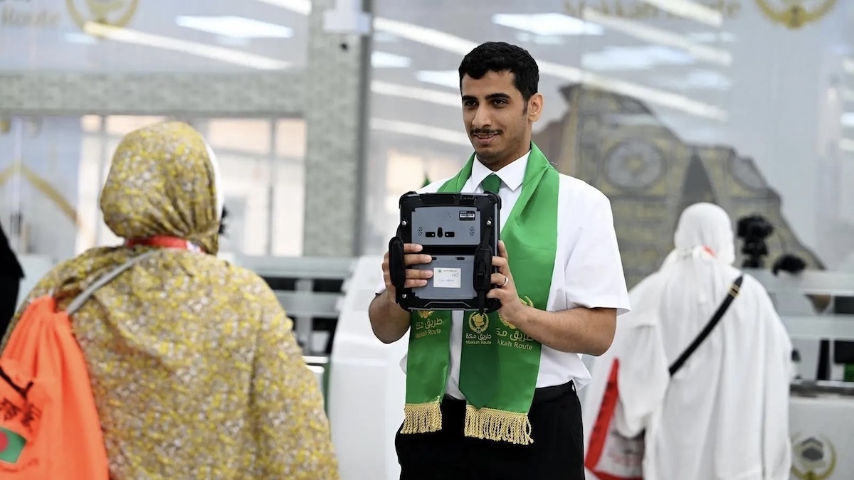 A Saudi immigration official attends to a Bangladeshi pilgrim under the Makkah Route initiative at Hazrat Shahjalal International Airport in Dhaka, May 1, 2026. (SPA)