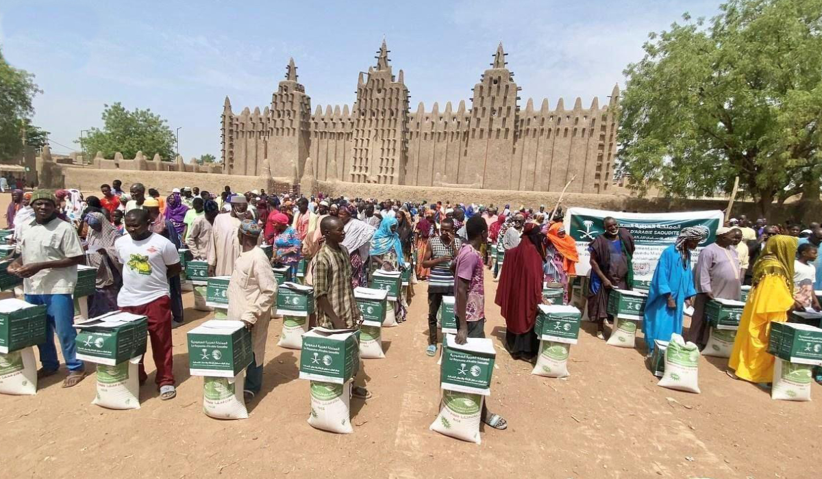 KSrelief distributes 425 food baskets in Mali. (SPA)