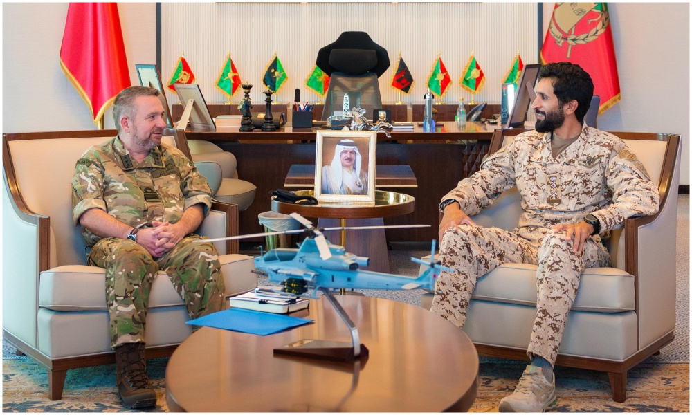 Sheik Nasser bin Hamad Al-Khalifa, Bahrain’s national security advisor and Royal Guard commander, and Vice Adm. Edward Ahlgren, the UK defense senior advisor to the Middle East and North Africa. (BNA)