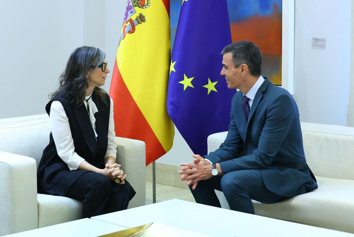 Spanish Prime Minister Pedro Sanchez (R) meeting with the Special Rapporteur on the situation of human rights in the Palestinian territory occupied since 1967, Francesca Albanese, to award her the Order of Civil Merit. (FILE/AFP)